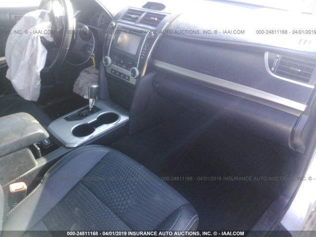 4T1BF1FK8DU235326 - 2013 TOYOTA CAMRY L/SE/LE/XLE 银色 照片 5