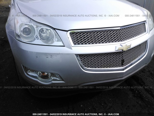 1GNEV33D49S108914 - 2009 CHEVROLET TRAVERSE LTZ SILVER photo 6