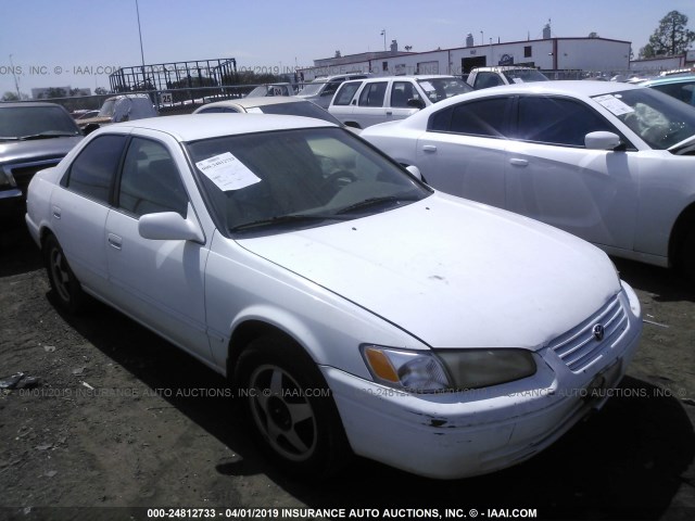 JT2BG22K3W0261820 - 1998 TOYOTA CAMRY CE/LE/XLE WHITE photo 1