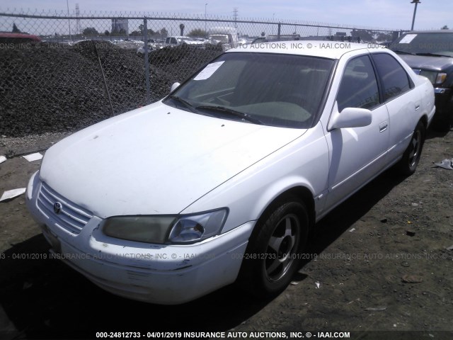 JT2BG22K3W0261820 - 1998 TOYOTA CAMRY CE/LE/XLE WHITE photo 2