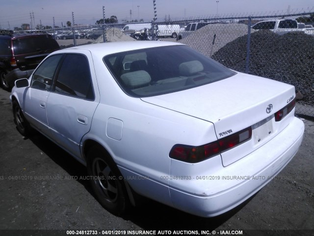 JT2BG22K3W0261820 - 1998 TOYOTA CAMRY CE/LE/XLE WHITE photo 3