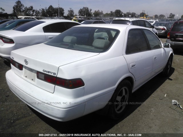 JT2BG22K3W0261820 - 1998 TOYOTA CAMRY CE/LE/XLE WHITE photo 4