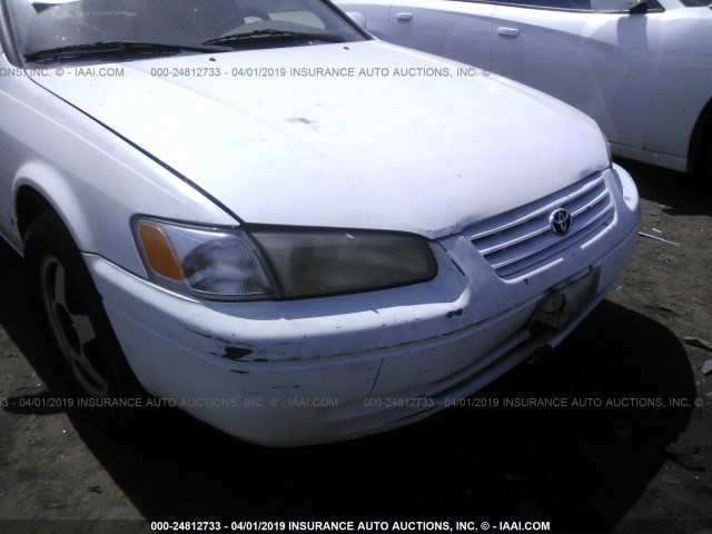 JT2BG22K3W0261820 - 1998 TOYOTA CAMRY CE/LE/XLE WHITE photo 6