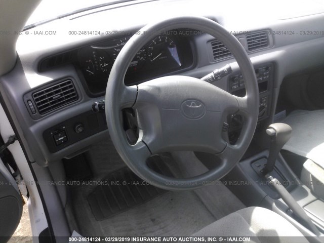 4T1BF22K61U969096 - 2001 TOYOTA CAMRY LE/XLE Ақ фото 5
