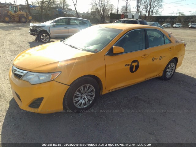 4T1BD1FK4DU092199 - 2013 TOYOTA CAMRY HYBRID/LE/XLE YELLOW photo 2