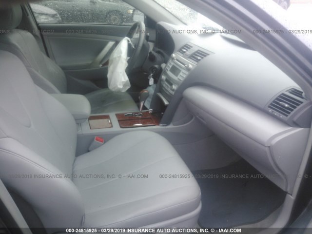 4T4BE46K09R098903 - 2009 TOYOTA CAMRY SE/LE/XLE GRAY photo 5
