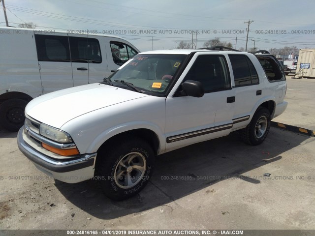 1GNCS13W312156544 - 2001 CHEVROLET BLAZER WHITE photo 2