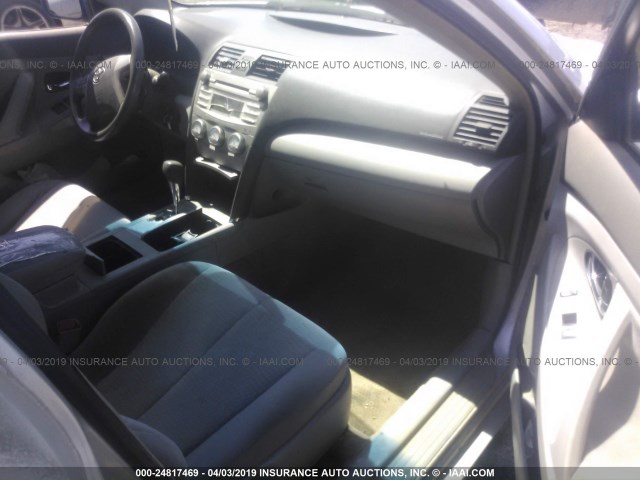 4T1BF3EK5BU127885 - 2011 TOYOTA CAMRY SE/LE/XLE SILVER photo 5