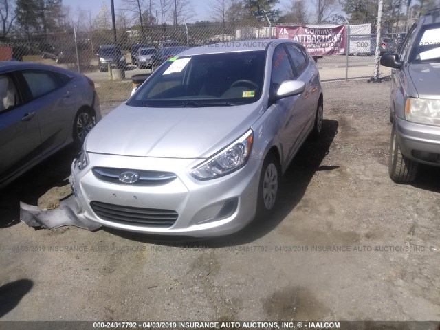 KMHCT5AE2GU287125 - 2016 HYUNDAI ACCENT SE SILVER photo 2