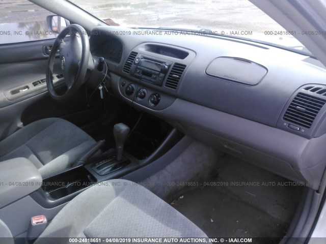 4T1BE32K04U266221 - 2004 TOYOTA CAMRY LE/XLE/SE SILVER photo 5