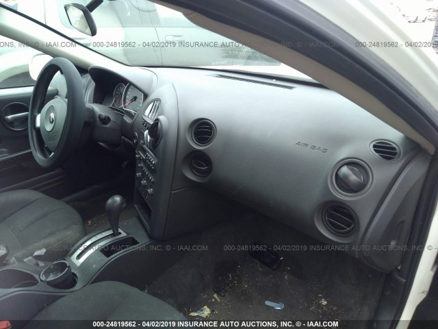 2G2WP552281131674 - 2008 PONTIAC GRAND PRIX WHITE photo 5