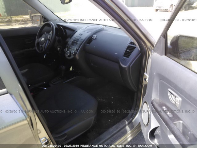 KNDJT2A25A7156910 - 2010 KIA SOUL +/!/SPORT GRAY photo 5