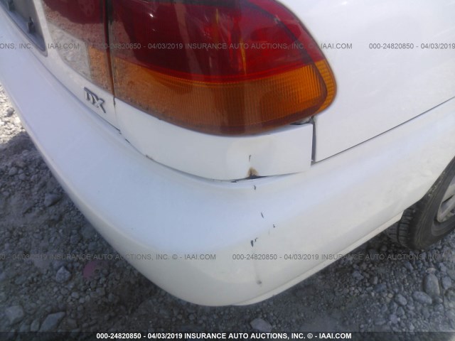 1HGEJ6121WL087213 - 1998 HONDA CIVIC DX WHITE photo 6