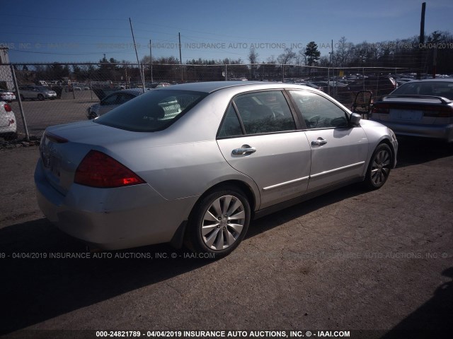 1HGCM551X7A030581 - 2007 HONDA ACCORD VALUE SILVER photo 4