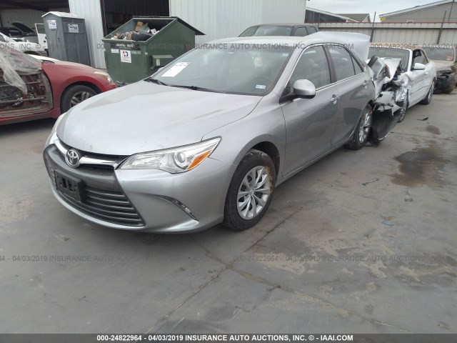 4T4BF1FK6FR493353 - 2015 TOYOTA CAMRY LE/XLE/SE/XSE SILVER photo 2