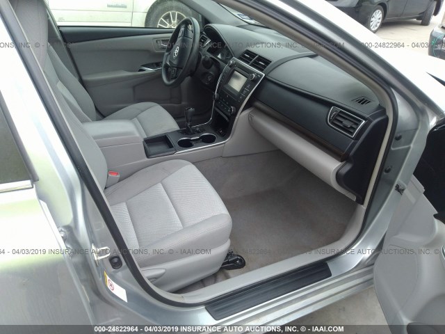 4T4BF1FK6FR493353 - 2015 TOYOTA CAMRY LE/XLE/SE/XSE SILVER photo 5