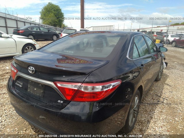 4T1BF1FK3HU810213 - 2017 TOYOTA CAMRY LE/XLE/SE/XSE შავი ფოტო 4