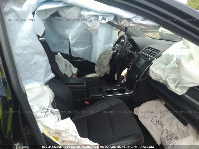 4T1BF1FK3HU810213 - 2017 TOYOTA CAMRY LE/XLE/SE/XSE შავი ფოტო 5