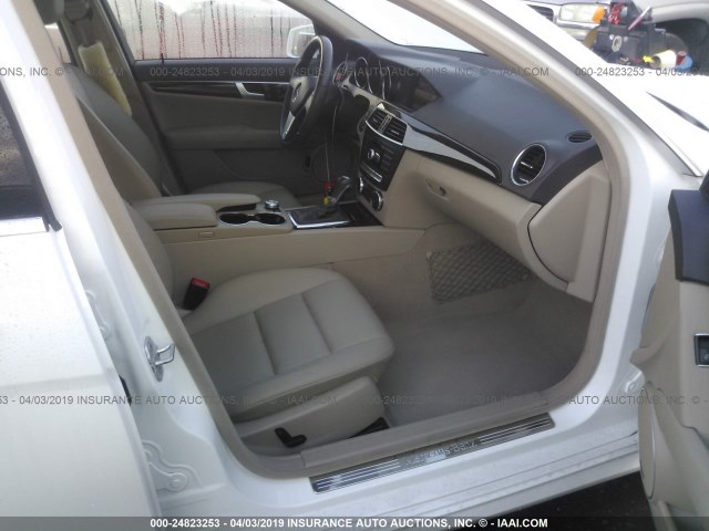 WDDGF4HB3EA964416 - 2014 MERCEDES-BENZ C 250 WHITE photo 5