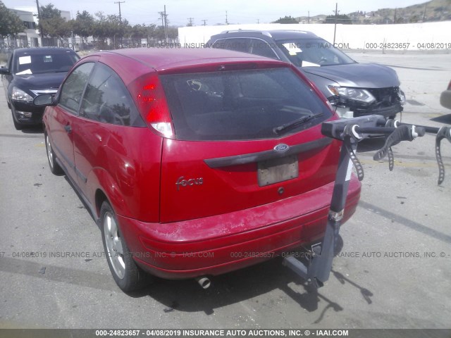 3FAFP31302R163840 - 2002 FORD FOCUS ZX3 RED photo 3