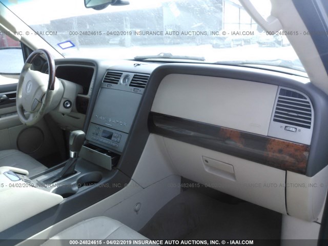 5LMFU27R24LJ39400 - 2004 LINCOLN NAVIGATOR 白色 照片 5