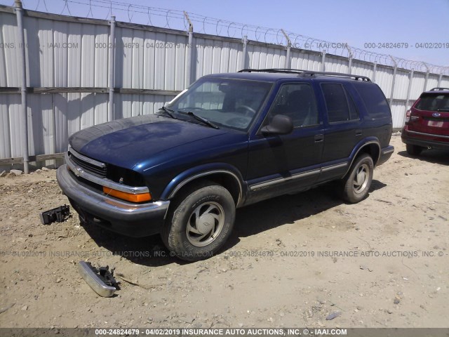 1GNDT13W9W2293111 - 1998 CHEVROLET BLAZER BLUE photo 2