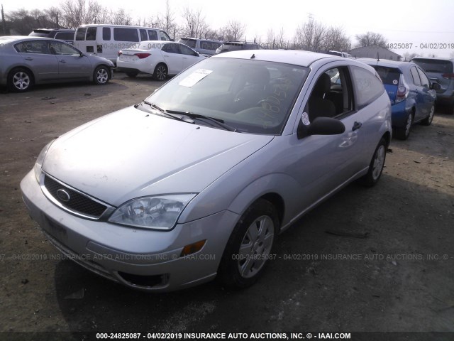 1FAFP31N66W161496 - 2006 FORD FOCUS ZX3 SILVER photo 2