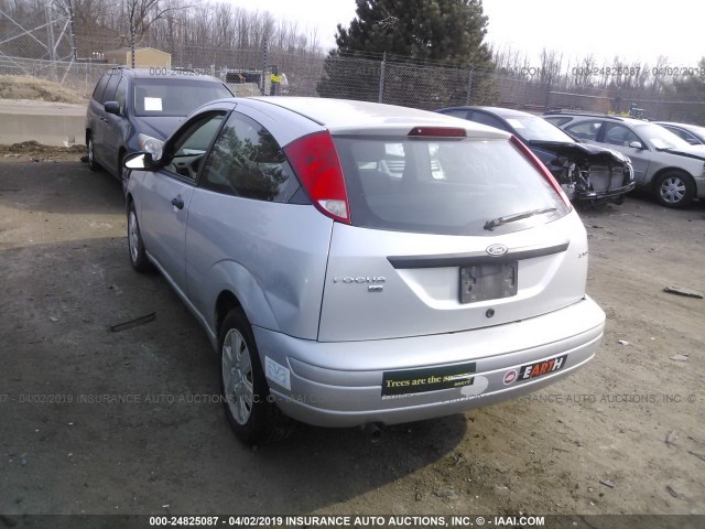 1FAFP31N66W161496 - 2006 FORD FOCUS ZX3 SILVER photo 3