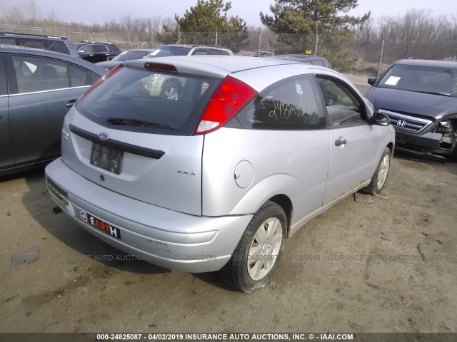 1FAFP31N66W161496 - 2006 FORD FOCUS ZX3 SILVER photo 4