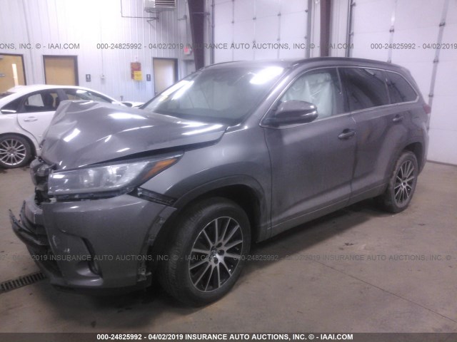 5TDKZRFHXHS515984 - 2017 TOYOTA HIGHLANDER SE/XLE GRAY photo 2