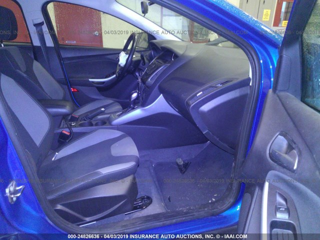 1FAHP3K24CL262546 - 2012 FORD FOCUS BLUE photo 5