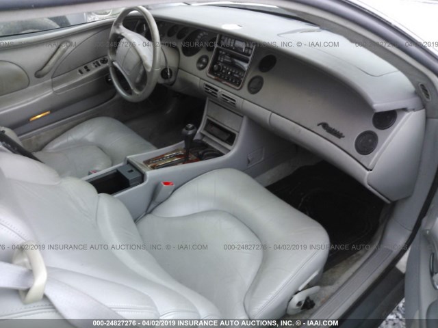 1G4GD2219W4710922 - 1998 BUICK RIVIERA WHITE photo 5