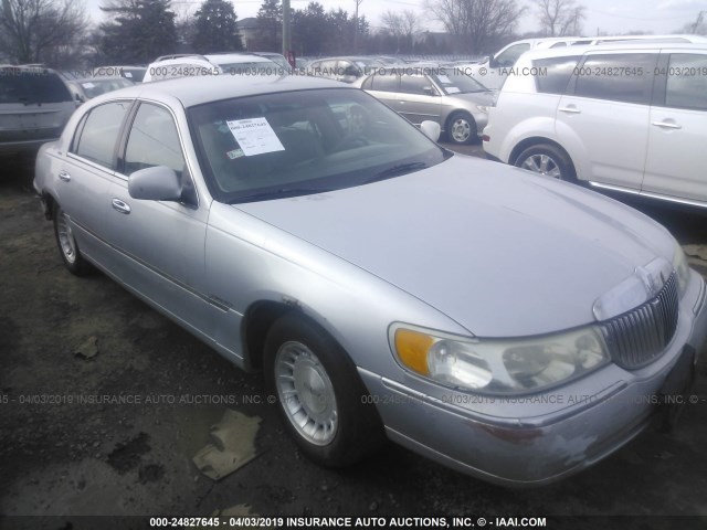 1LNFM81W0WY732117 - 1998 LINCOLN TOWN CAR EXECUTIVE SILVER photo 1