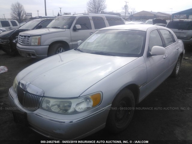 1LNFM81W0WY732117 - 1998 LINCOLN TOWN CAR EXECUTIVE SILVER photo 2