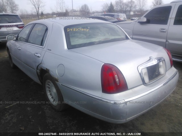 1LNFM81W0WY732117 - 1998 LINCOLN TOWN CAR EXECUTIVE SILVER photo 3