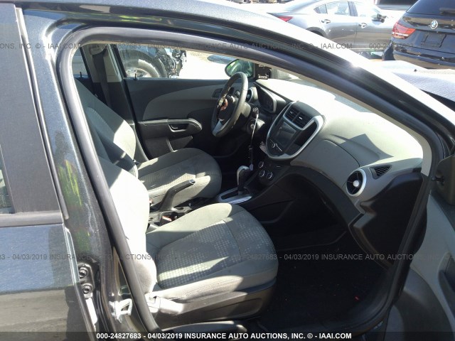 1G1JB5SHXH4100490 - 2017 CHEVROLET SONIC LS 灰色 照片 5