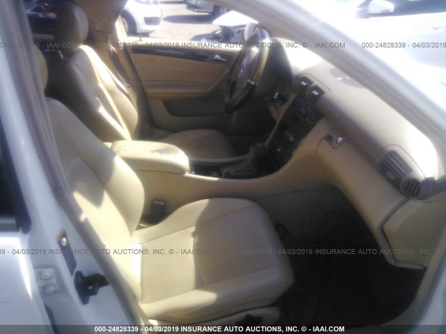 WDBRF61J82F229749 - 2002 MERCEDES-BENZ C 240 WHITE photo 5