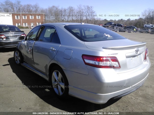 4T1BF3EK0BU204873 - 2011 TOYOTA CAMRY SE/LE/XLE SILVER photo 3