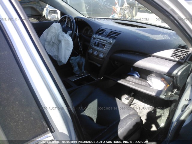 4T1BF3EK0BU204873 - 2011 TOYOTA CAMRY SE/LE/XLE SILVER photo 5