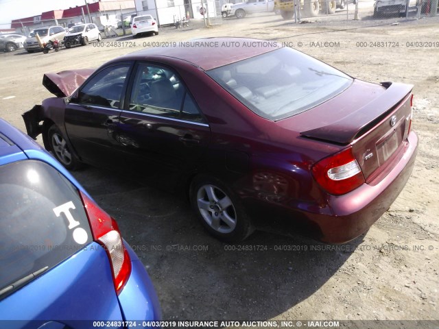 4T1BF30K32U002553 - 2002 TOYOTA CAMRY LE/XLE/SE RED photo 3