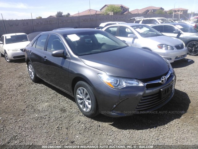 4T1BF1FK8FU104044 - 2015 TOYOTA CAMRY LE/XLE/SE/XSE ნაცრისფერი ფოტო 1