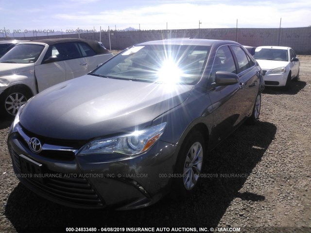 4T1BF1FK8FU104044 - 2015 TOYOTA CAMRY LE/XLE/SE/XSE ნაცრისფერი ფოტო 2