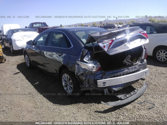 4T1BF1FK8FU104044 - 2015 TOYOTA CAMRY LE/XLE/SE/XSE ნაცრისფერი ფოტო 3