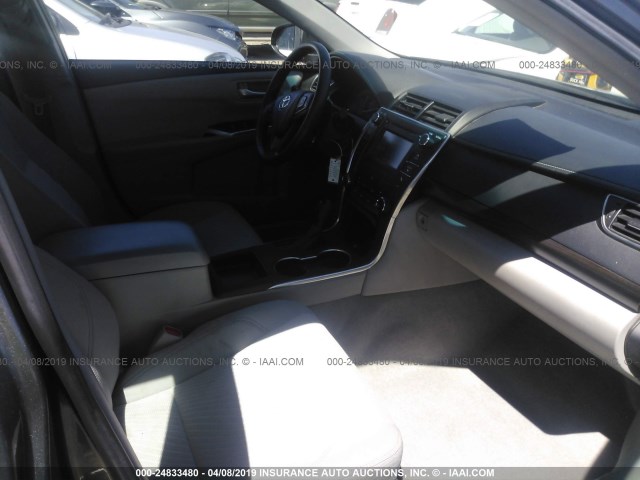 4T1BF1FK8FU104044 - 2015 TOYOTA CAMRY LE/XLE/SE/XSE ნაცრისფერი ფოტო 5