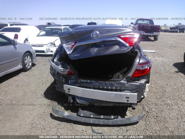 4T1BF1FK8FU104044 - 2015 TOYOTA CAMRY LE/XLE/SE/XSE ნაცრისფერი ფოტო 6