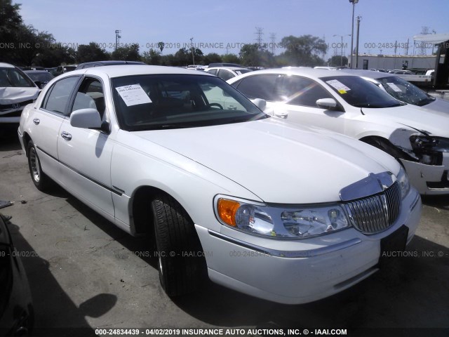 1LNHM81W1YY836692 - 2000 LINCOLN TOWN CAR EXECUTIVE WHITE photo 1