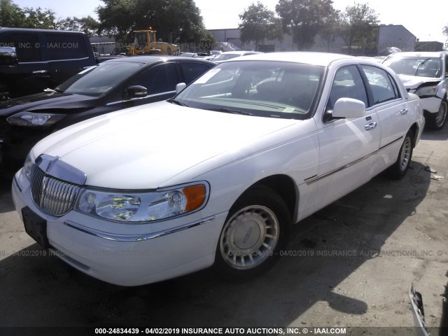 1LNHM81W1YY836692 - 2000 LINCOLN TOWN CAR EXECUTIVE WHITE photo 2