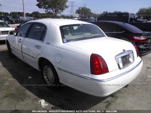 1LNHM81W1YY836692 - 2000 LINCOLN TOWN CAR EXECUTIVE WHITE photo 3