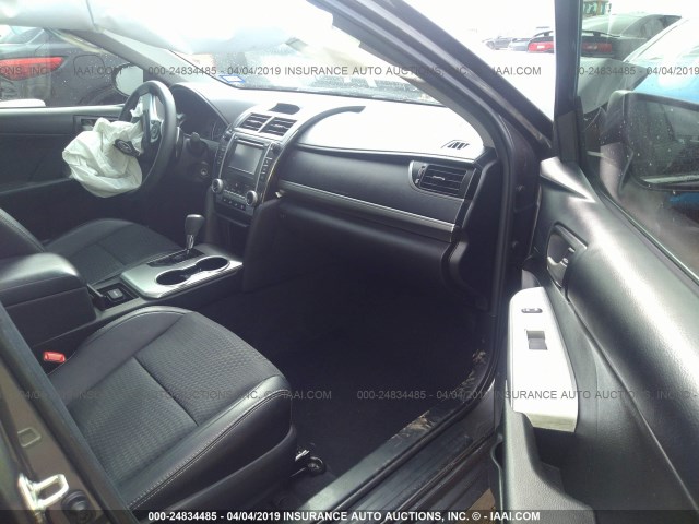 4T1BF1FK0EU758583 - 2014 TOYOTA CAMRY L/SE/LE/XLE 灰色 照片 5