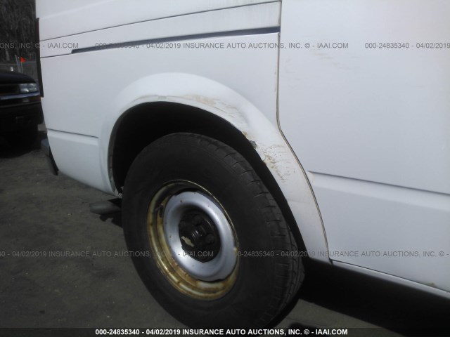 1GCDL19W2YB192365 - 2000 CHEVROLET ASTRO WHITE photo 6